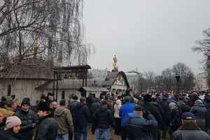 Монахи самовольно построенного монастыря в Киеве просят защиты у президента США