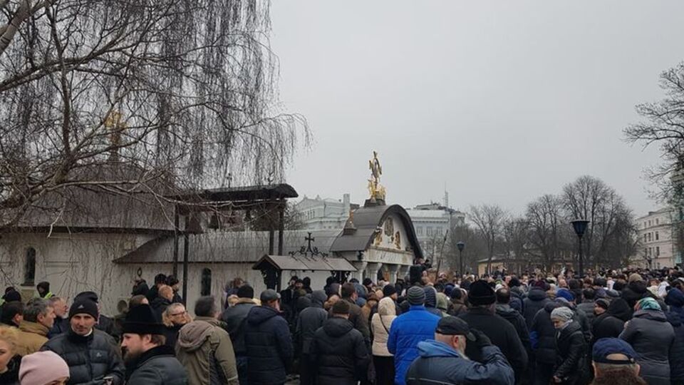 Ченці самовільно збудованого монастиря в Києві просять захисту у президента США