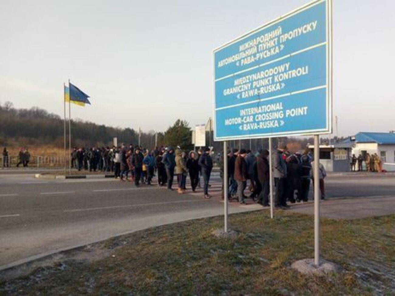 Жители приграничных районов перекрыли дорогу вблизи пункта пропуска на украинско-польской границе