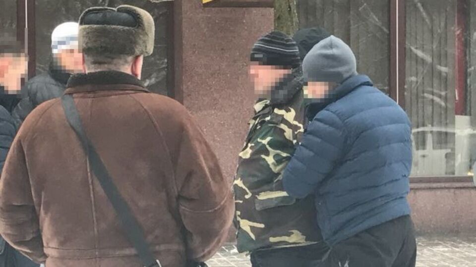 Правоохранители задержали пограничника при получении взятки