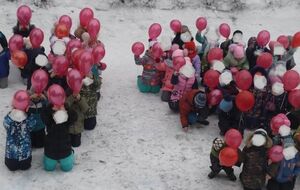 Детей поставили на колени в виде числа "75"