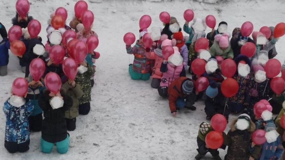Детей поставили на колени в виде числа "75"