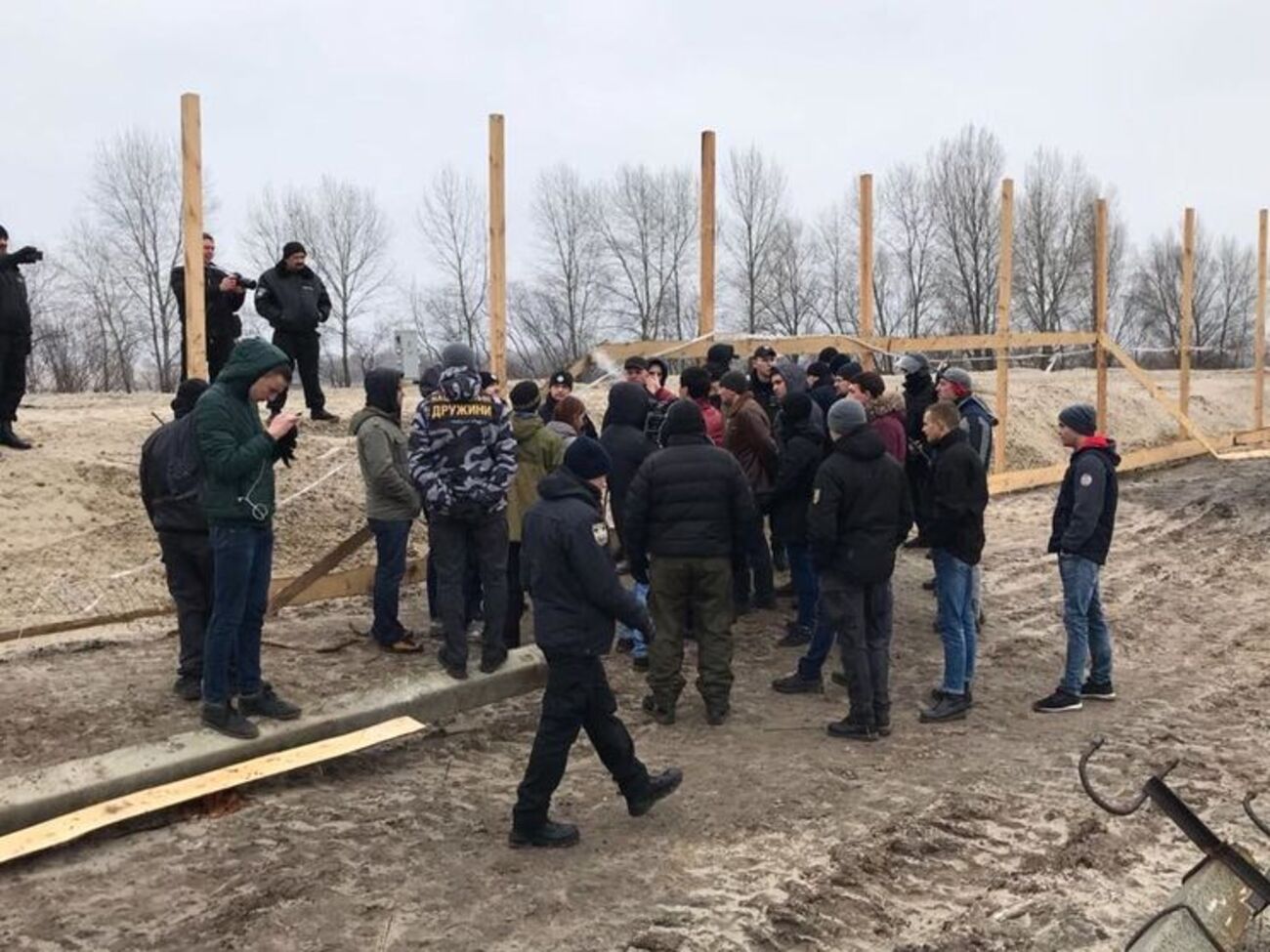 До приезда спецподразделений полиции активисты успели снести одну секцию забора