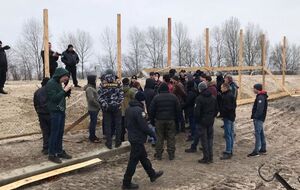 До приезда спецподразделений полиции активисты успели снести одну секцию забора