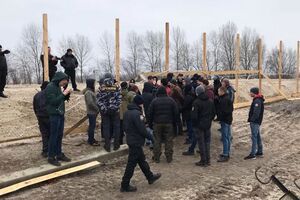 До приезда спецподразделений полиции активисты успели снести одну секцию забора