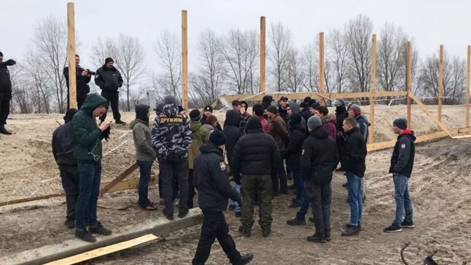 До приїзду спецпідрозділів поліції активісти встигли знести одну секцію паркану