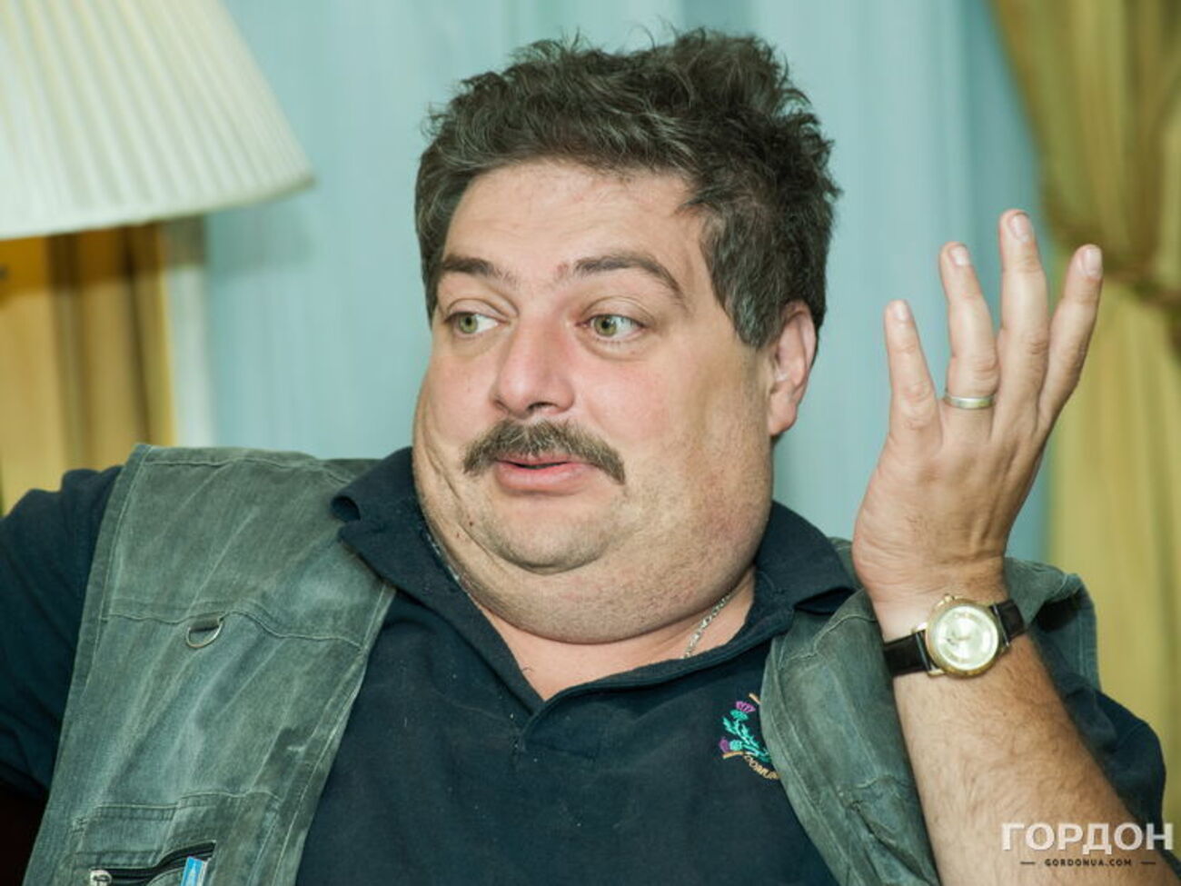 Биков: Идет, бредет среди барханов бескрайний караван терпил, чиновников, паханов, Петров и Марь-Иванн