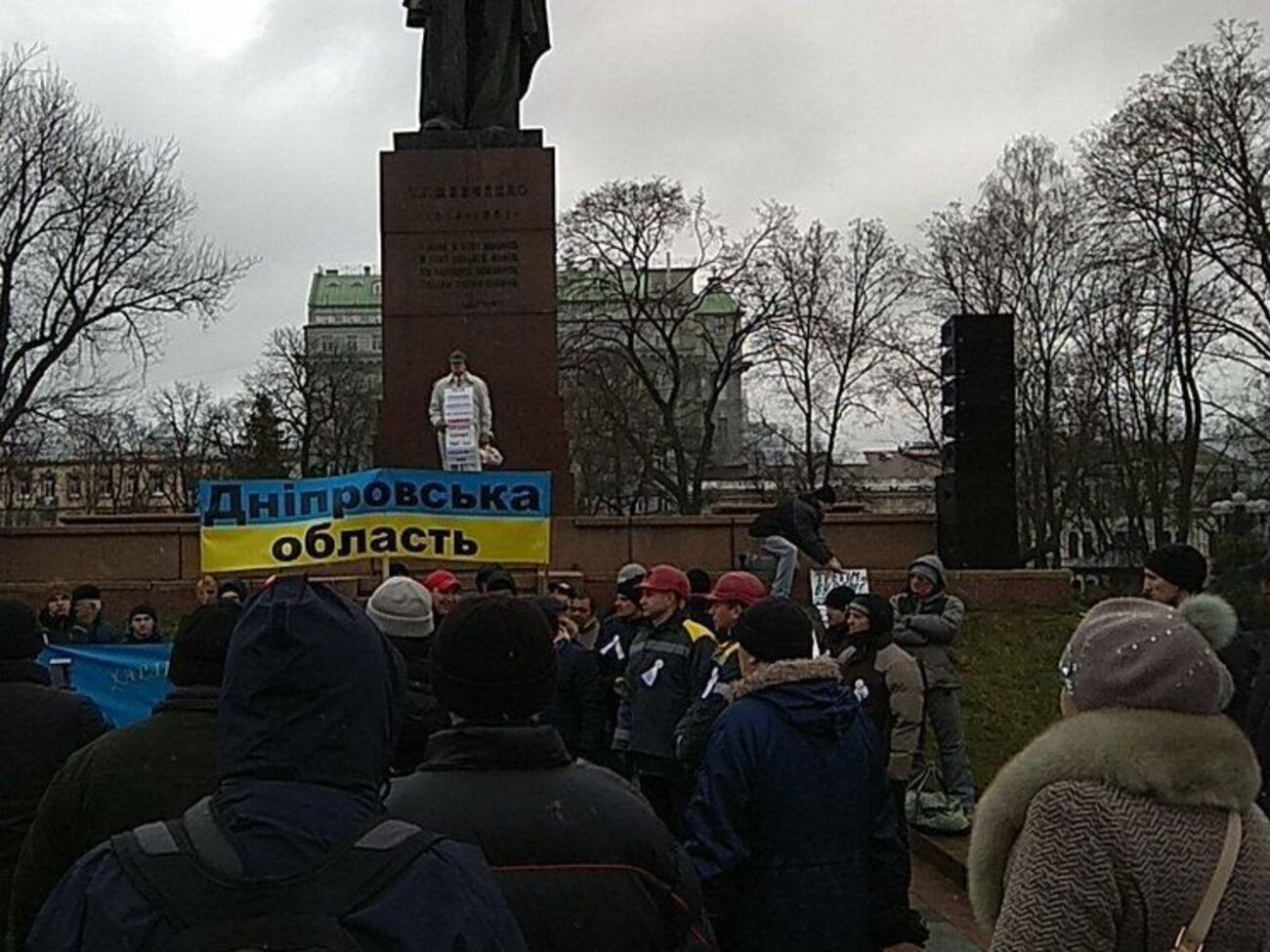 Учасники акції збираються біля пам'ятника Шевченку
