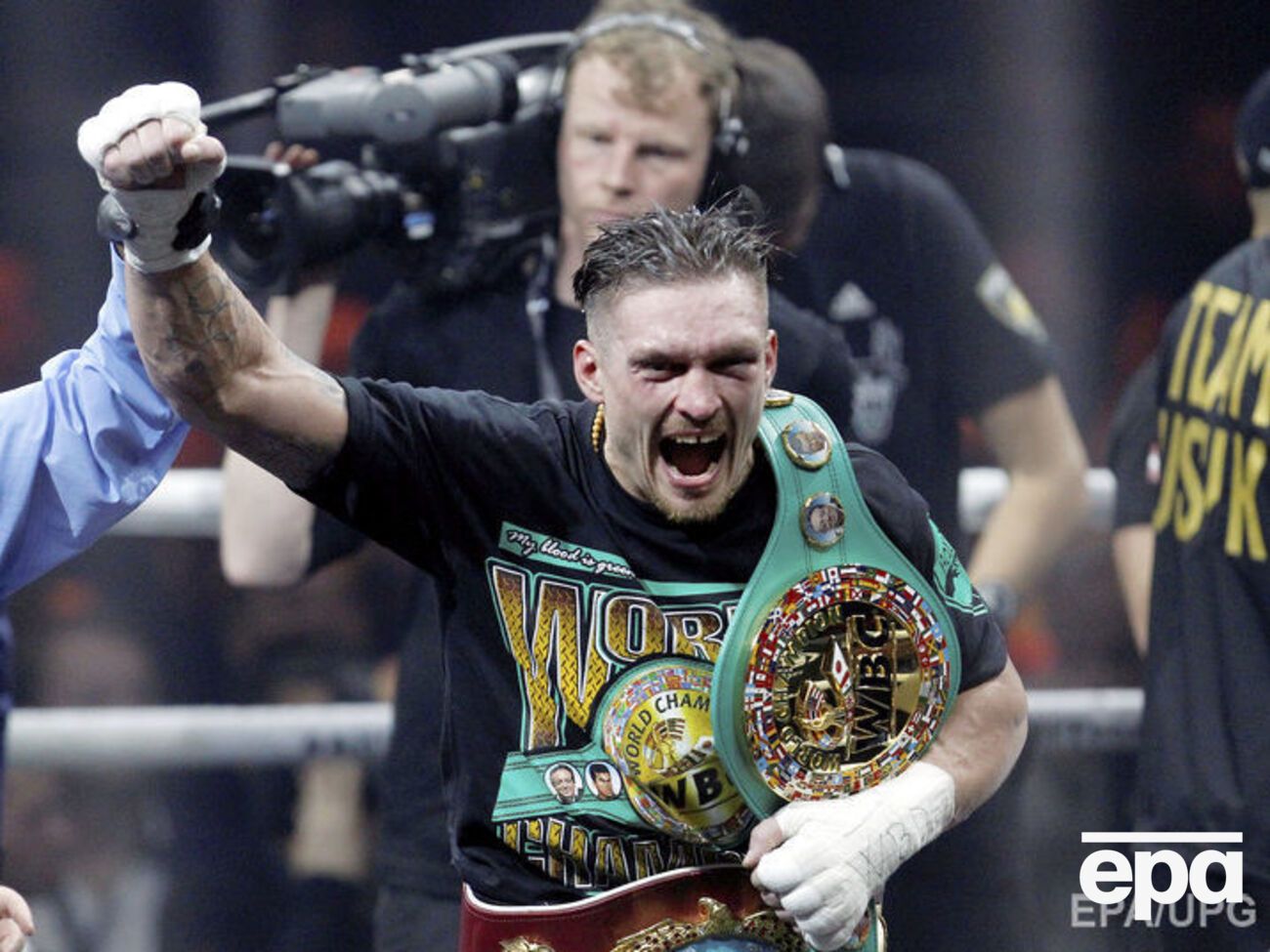 Стало відоме прізвище суперника Усика у фіналі WBSS