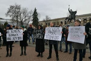 Люди зібралися на Контрактовій площі і пройшли до Поштової площі