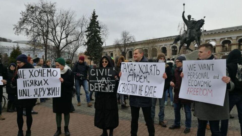 Люди собрались на Контрактовой площади и прошли к Почтовой площади
