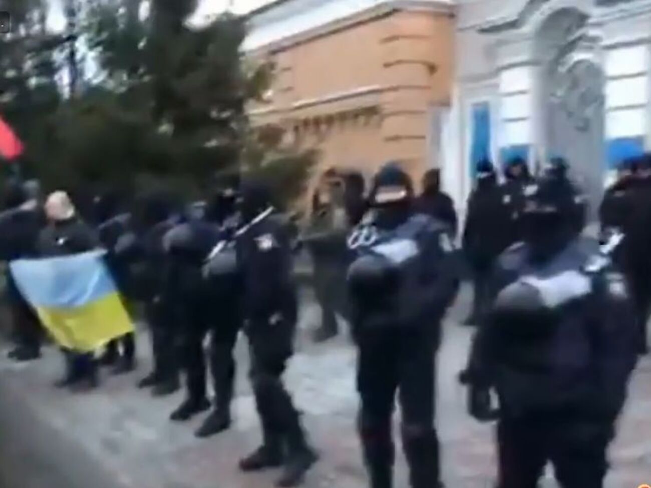 Мітингувальники влаштували акцію протесту біля будинку президента