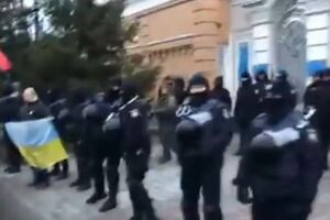 Митингующие устроили акцию протеста у дома президента