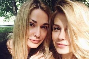 Паперная (справа) живет и работает в России