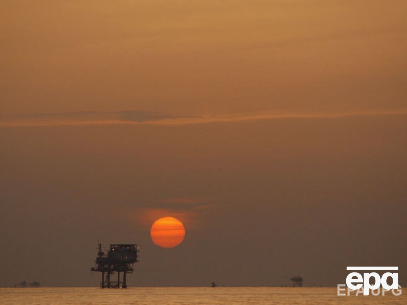 Нефть упала до месячного минимума