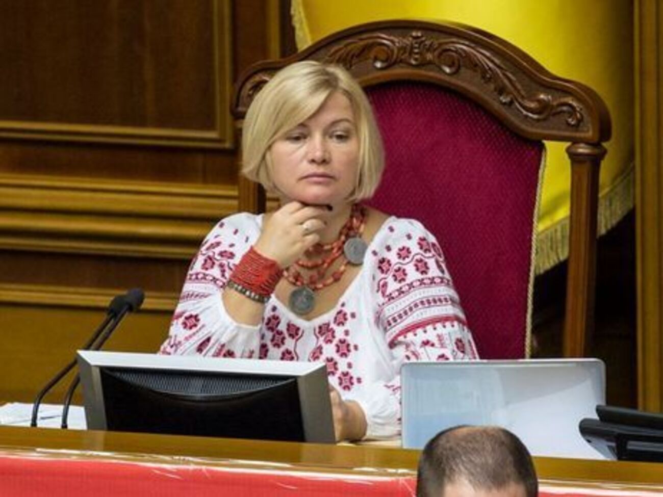 Совет, который неспособен нормально работать, должен быть распущен, но титушки в зале горсовета – это недопустимо