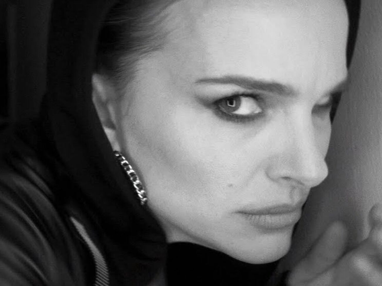 Портман прочитала рэп о родах и поедании порошка