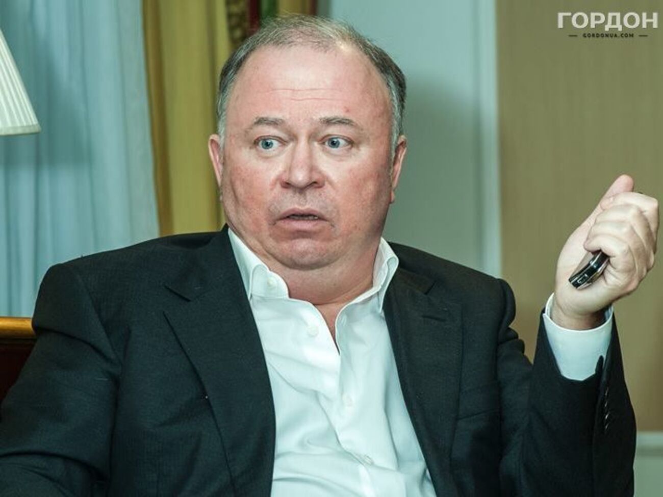 Караулов старший від дружини на 32 роки