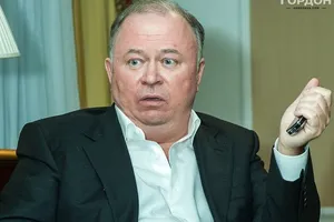 Караулов старше жены на 32 года