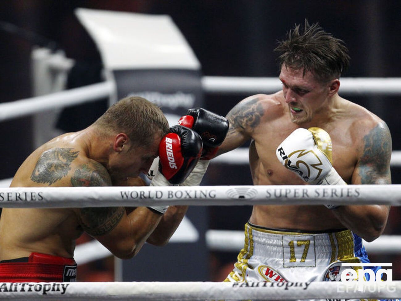 Усик (праворуч) готовий приїхати в Ригу ще раз