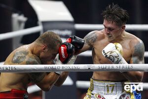 Усик (справа) готов приехать в Ригу еще раз