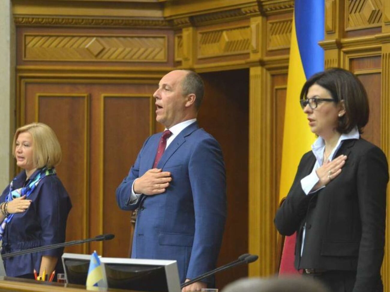 Депутати заспівали гімн