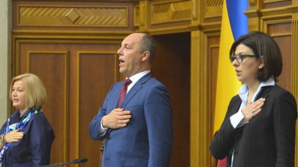 Депутаты спели гимн