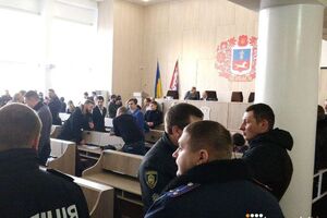 На сессии присутствуют правоохранители