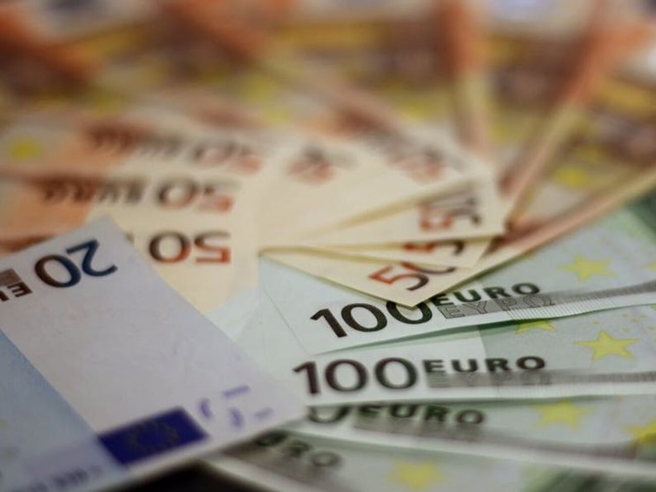 Украинцы показали банкноты из игры во время пересечения украинско-польской границы