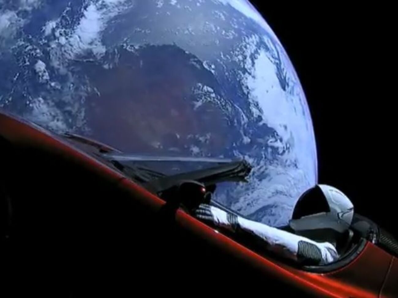 SpaceX веде трансляцію з автомобіля, що летить у космосі