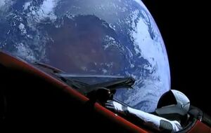 SpaceX ведет трансляцию из летящего в космосе автомобиля