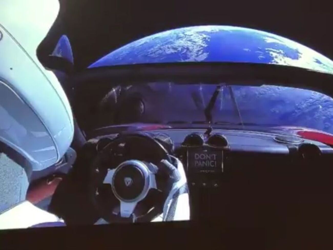 Из электрокара Маска велась трансляция, когда он вышел на околоземную орбиту