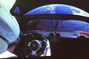 Из электрокара Маска велась трансляция, когда он вышел на околоземную орбиту