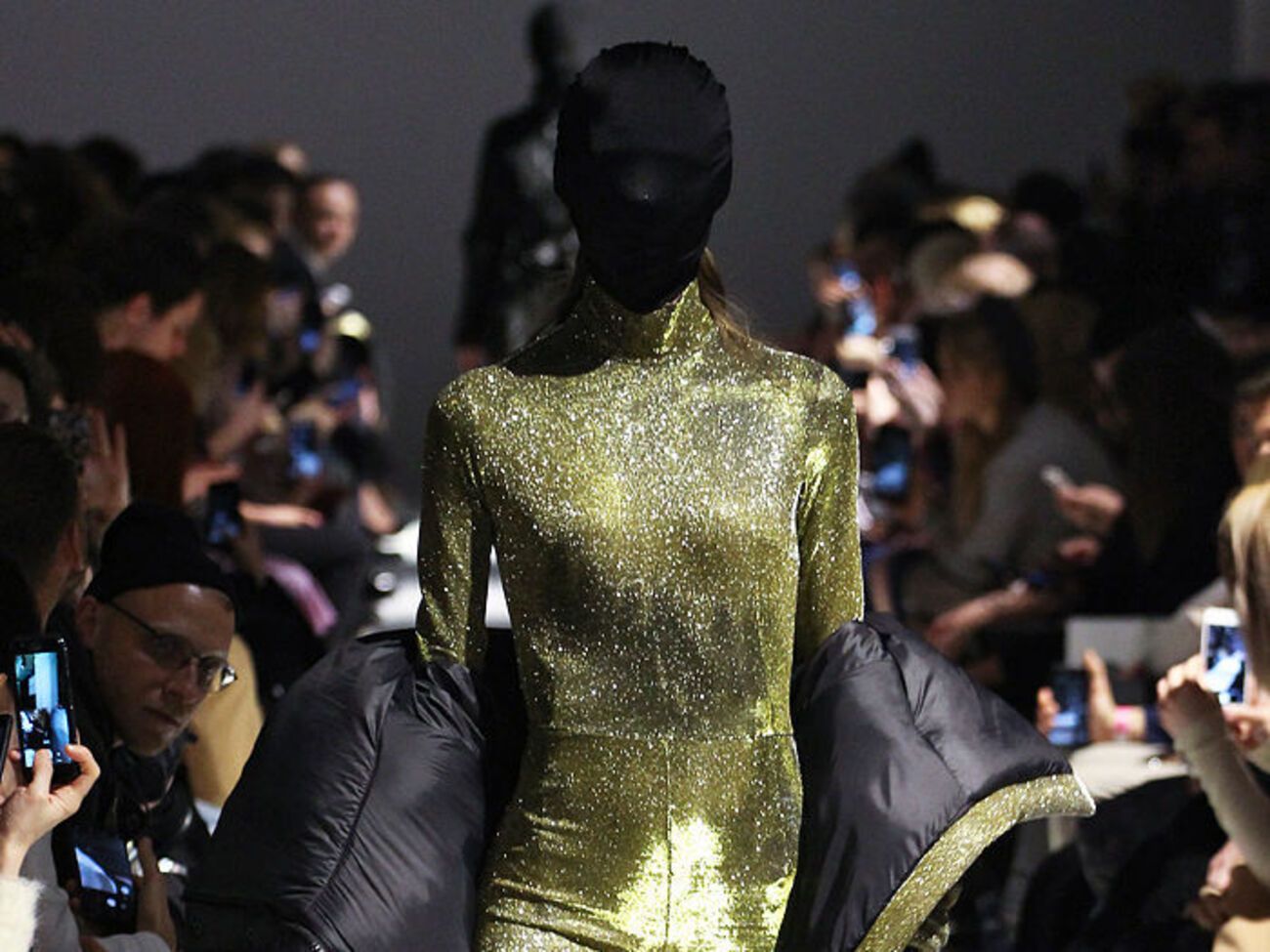 Лица моделей были покрыты тканью