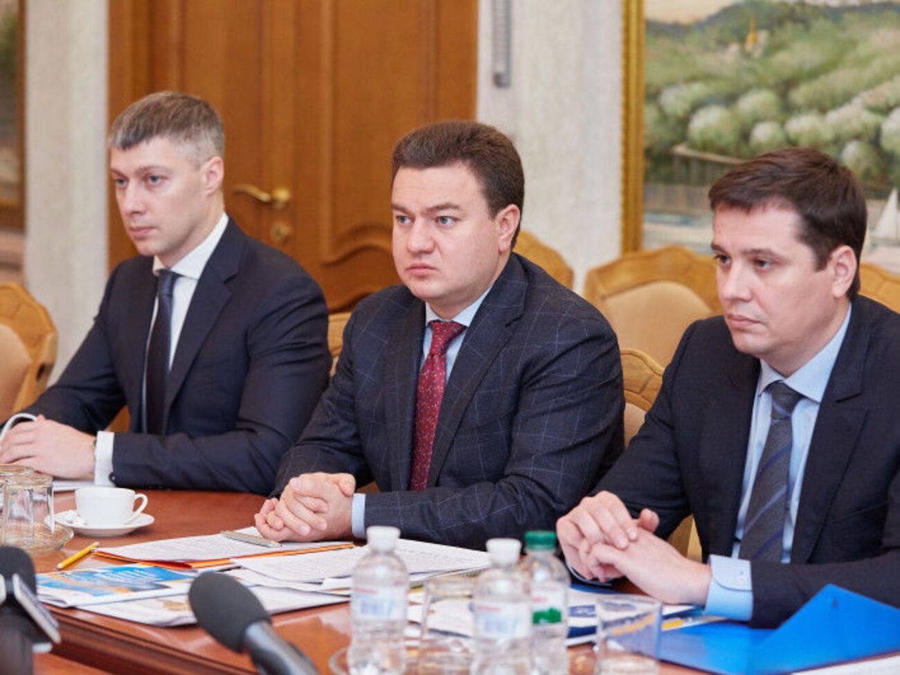 Віктор Бондар (у центрі): Позики можна брати на поліпшення транспортної інфраструктури, на зростання промислового виробництва, на пільгове кредитування промислових об'єктів