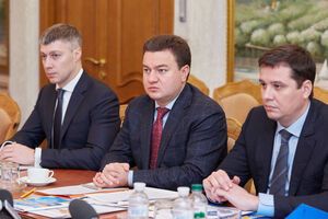 Віктор Бондар (у центрі): Позики можна брати на поліпшення транспортної інфраструктури, на зростання промислового виробництва, на пільгове кредитування промислових об'єктів