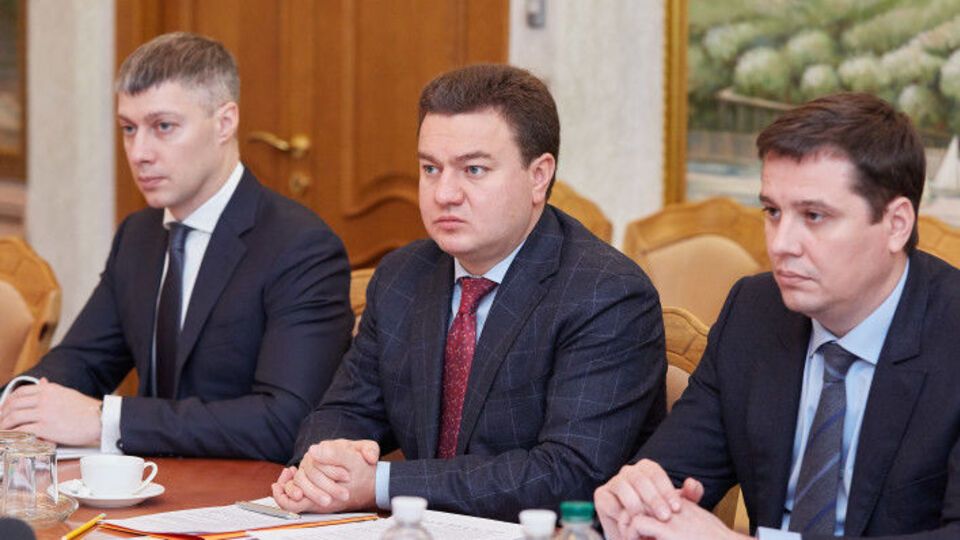 Віктор Бондар (у центрі): Позики можна брати на поліпшення транспортної інфраструктури, на зростання промислового виробництва, на пільгове кредитування промислових об'єктів