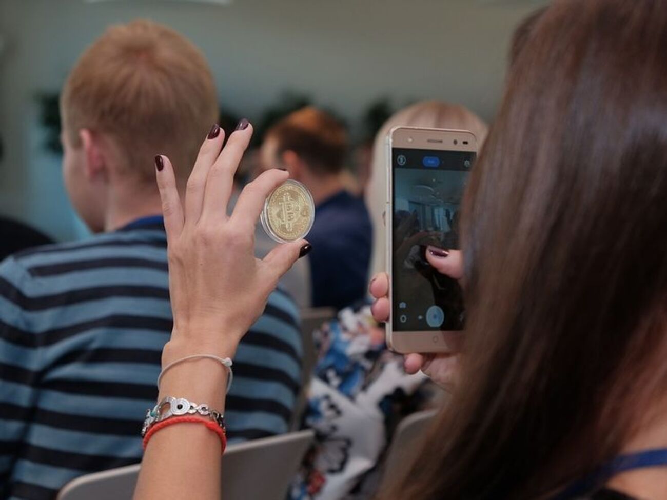 Біткоін подорожчав до $8 тис.