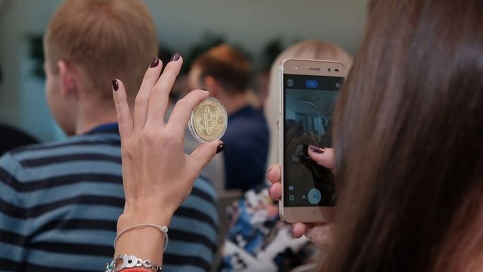 Біткоін подорожчав до $8 тис.