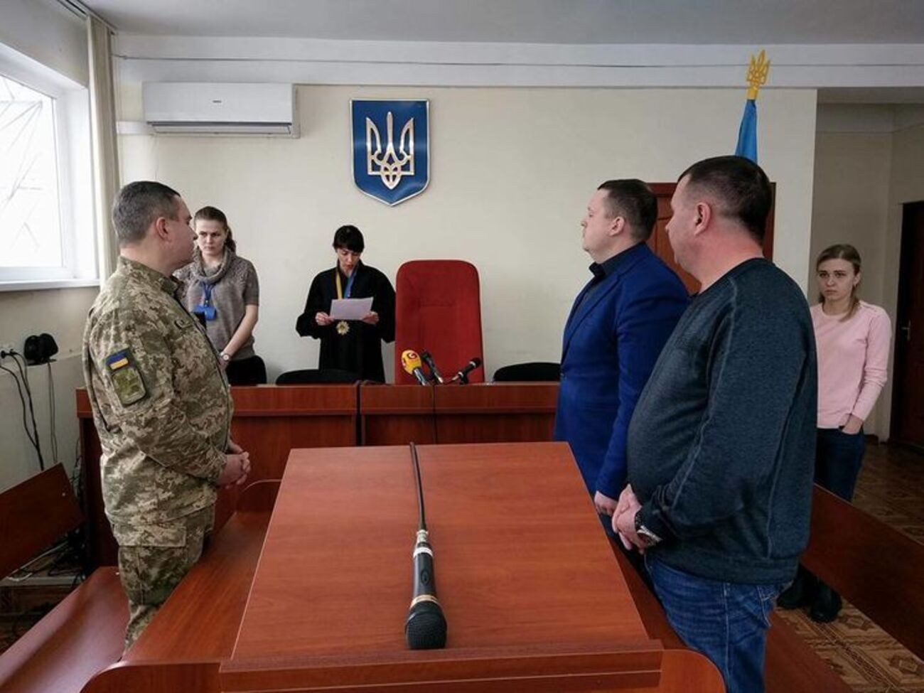 Суд постановив виплатити Усатенку (крайній праворуч) 252 тис. грн