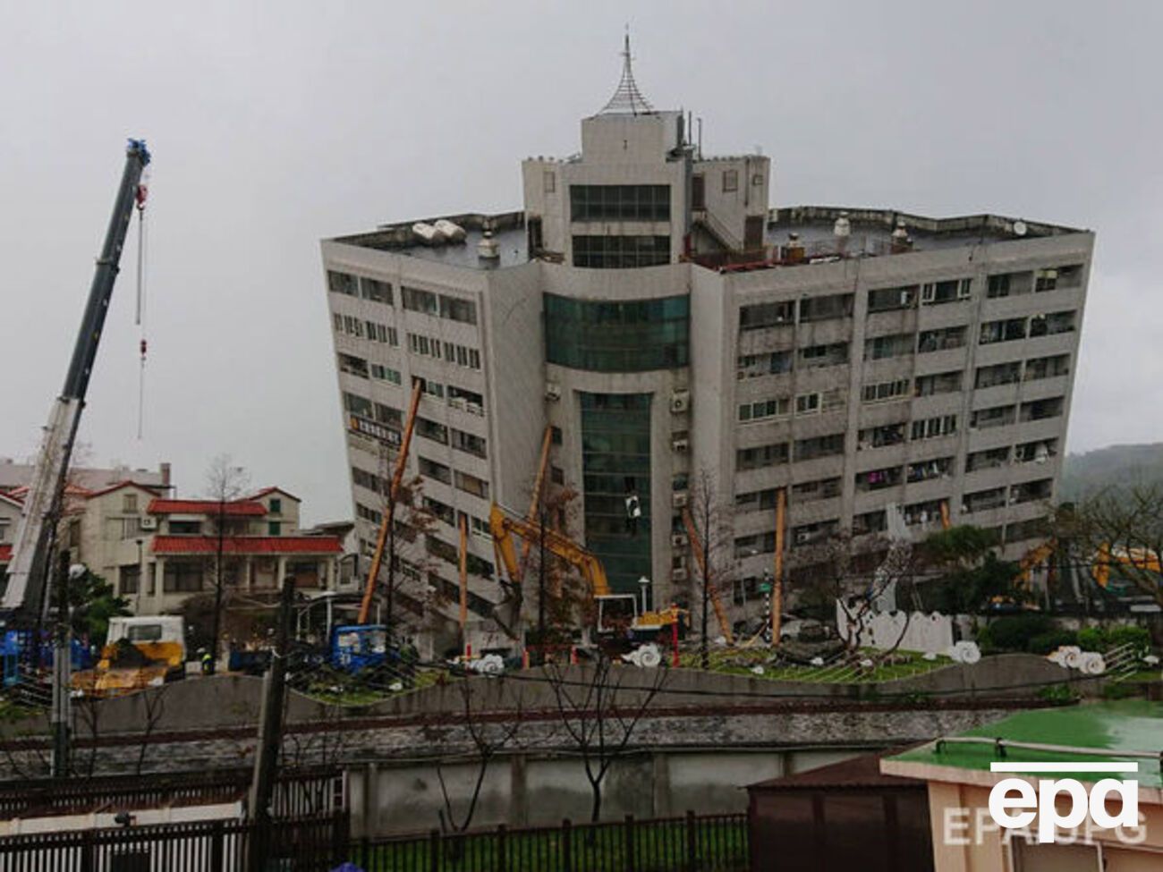 До рятувальної операції залучили сотні людей