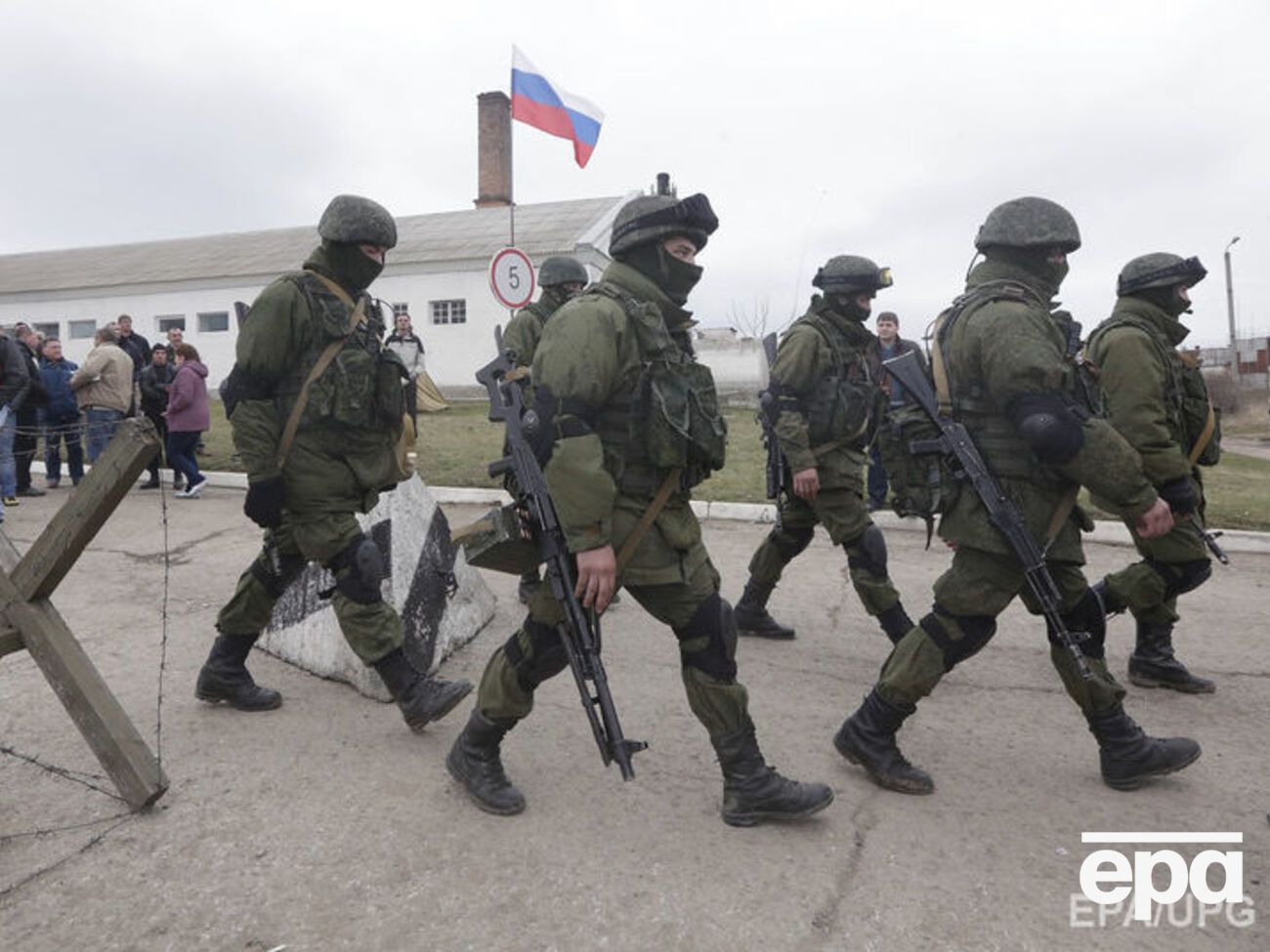 Военные без знаков различия и местное население блокируют украинские базы в Крыму, 2014 год
