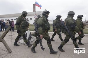 Военные без знаков различия и местное население блокируют украинские базы в Крыму, 2014 год