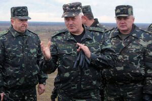 Замана (в центре) во время событий в Крыму отвечал за парламентский контроль Минобороны