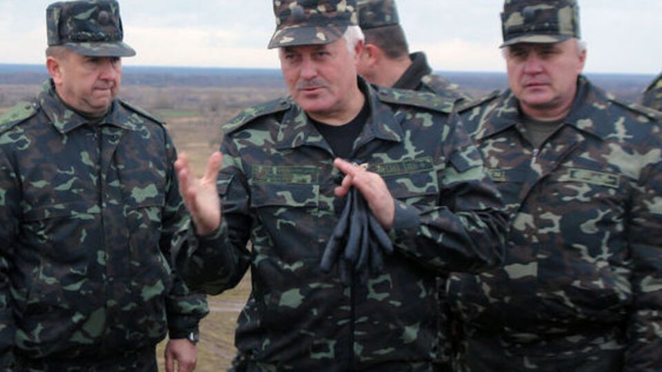 Замана (в центре) во время событий в Крыму отвечал за парламентский контроль Минобороны