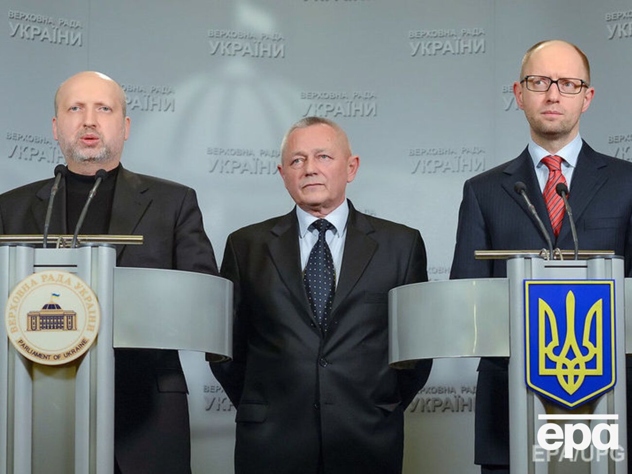 Тенюха (в центре) 27 февраля 2014 года назначили временным министром обороны