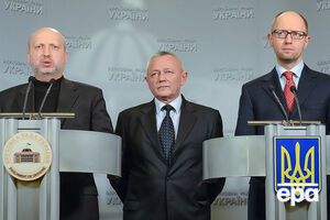 Тенюха (в центре) 27 февраля 2014 года назначили временным министром обороны