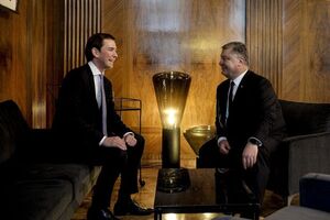 Встреча Порошенко с Курцем (слева) предусмотрена программой рабочего визита украинского президента в Вену