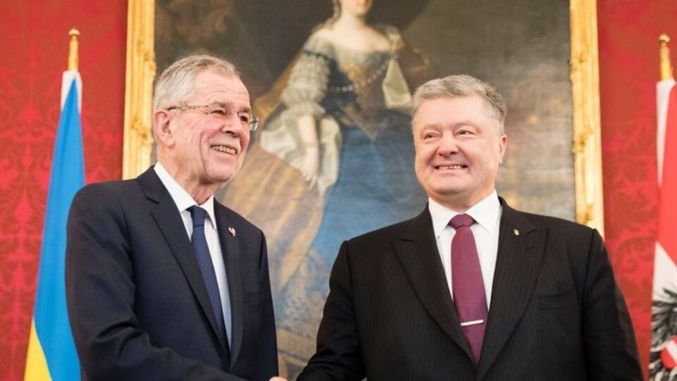 Ван дер Беллен (слева): Это является необходимой мерой