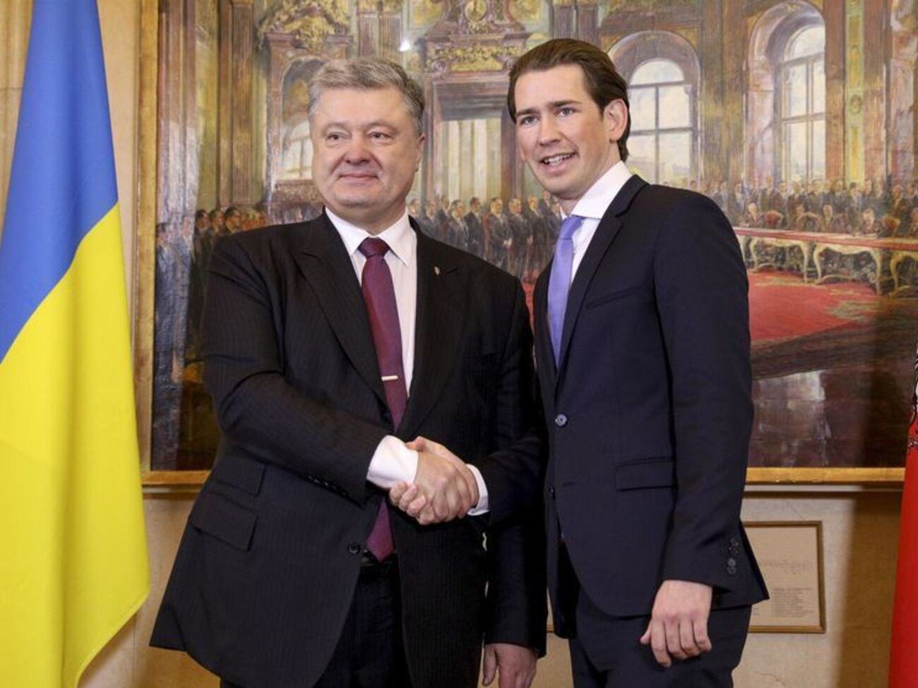 Порошенко (слева) считает, что помощь Австрии "тяжело переоценить"